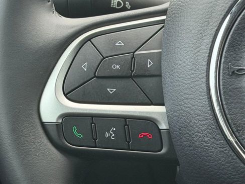 Used 2018 Jeep Compass Latitude FWD image 15