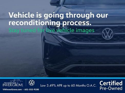 Used 2025 Volkswagen Taos SE AWD/4WD image 1