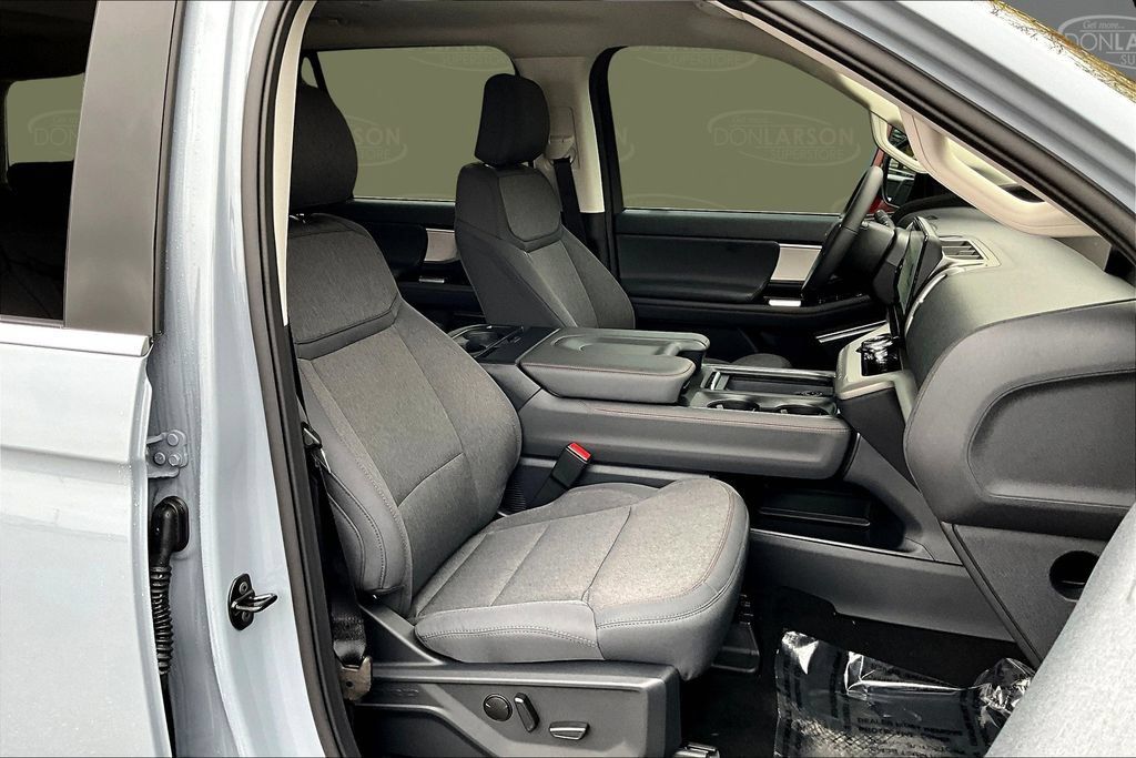Used 2025 Ford Expedition Active AWD/4WD image 13