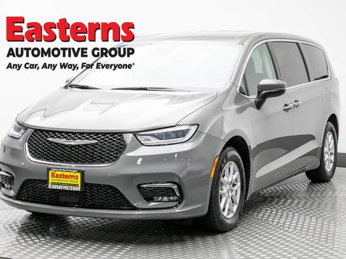 Used 2023 Chrysler Pacifica Touring-L FWD image 1