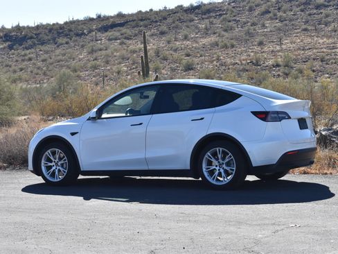 Used 2023 Tesla Model Y Long Range AWD/4WD image 5