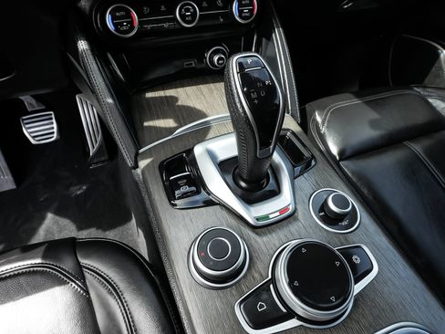 Used 2023 Alfa Romeo Stelvio Ti AWD/4WD image 25