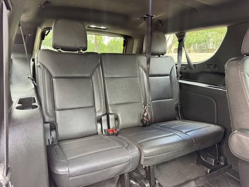 Used 2022 Chevrolet Suburban LT w/ Luxury Package RWD image 16