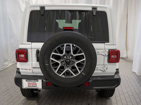 Used 2025 Jeep Wrangler Sahara image 5