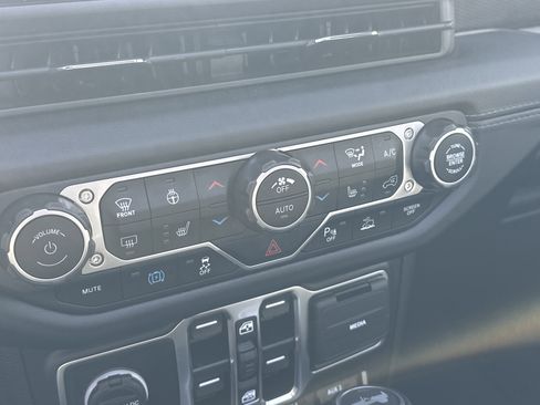 Used 2024 Jeep Wrangler Unlimited Rubicon 4xe image 36