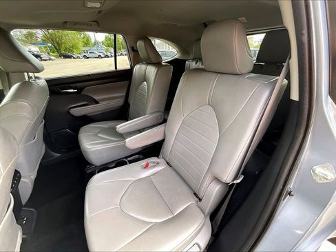 Used 2020 Toyota Highlander XLE AWD/4WD image 26