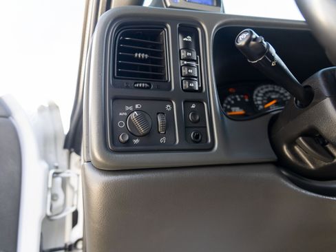 Used 2006 Chevrolet Silverado 2500 LT w/ Heavy-Duty Power Package image 34