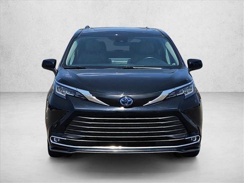 Used 2023 Toyota Sienna XLE FWD image 2
