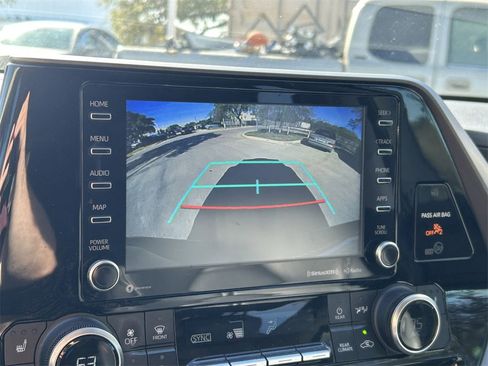 Used 2021 Toyota Highlander XLE image 38