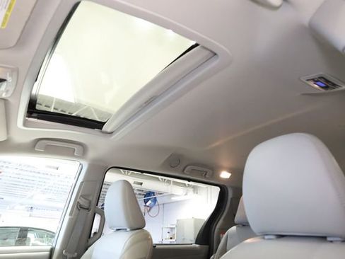 Used 2019 Toyota Sienna L image 23