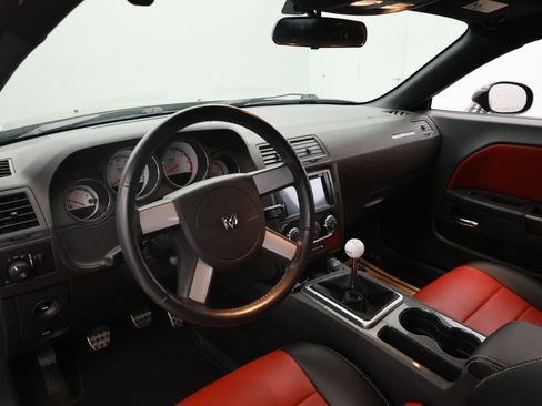 Used 2009 Dodge Challenger R/T RWD image 2