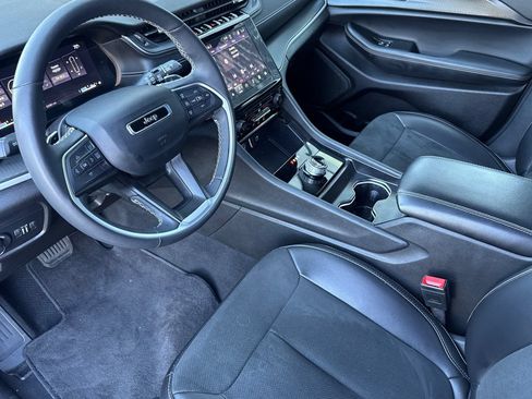 Used 2025 Jeep Grand Cherokee Altitude AWD/4WD image 10