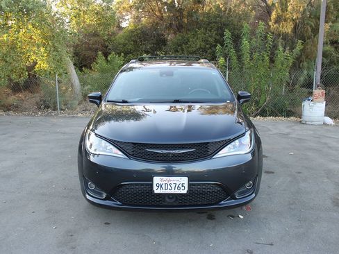 Used 2020 Chrysler Pacifica Touring-L Plus w/ Advanced Safetytec Group FWD image 2