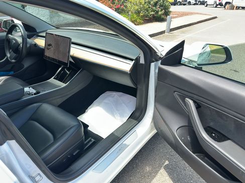 Used 2019 Tesla Model 3 RWD image 10