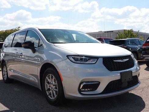 Used 2024 Chrysler Pacifica Touring-L FWD image 7