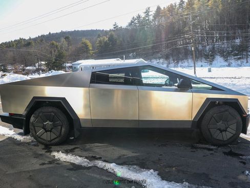 Used 2024 Tesla Cybertruck AWD Crew Cab image 9