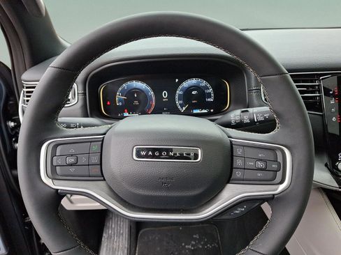 Used 2025 Jeep Wagoneer 4WD w/ Premium Group I image 18