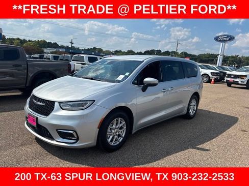 Used 2023 Chrysler Pacifica Touring FWD image 3