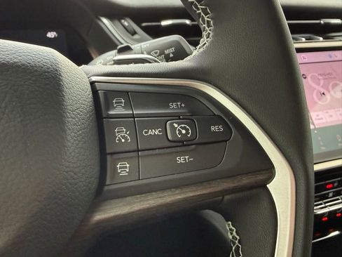 New 2025 Jeep Grand Cherokee Limited w/ Black Appearance Package image 17