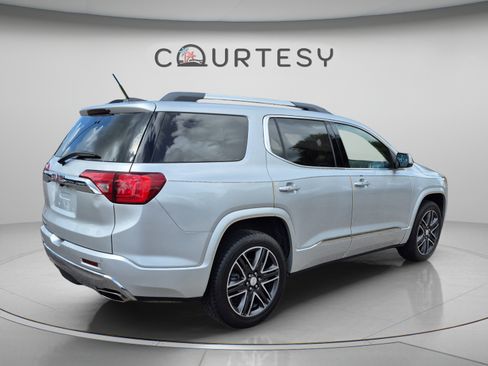 Used 2017 GMC Acadia Denali w/ Technology Package FWD image 5