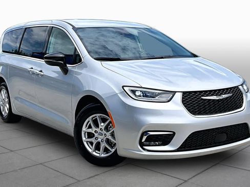Used 2024 Chrysler Pacifica Touring-L FWD image 3