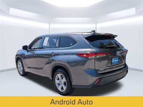 Used 2022 Toyota Highlander L FWD image 3