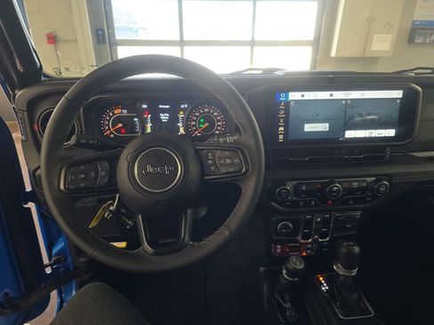 Used 2025 Jeep Wrangler Unlimited Rubicon image 7