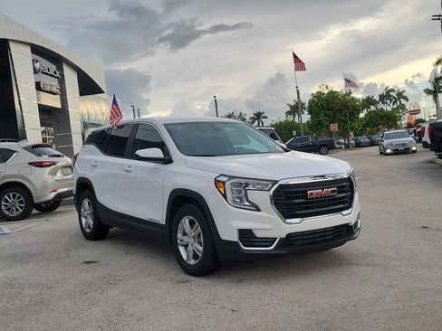 Used 2024 GMC Terrain SLE FWD image 3