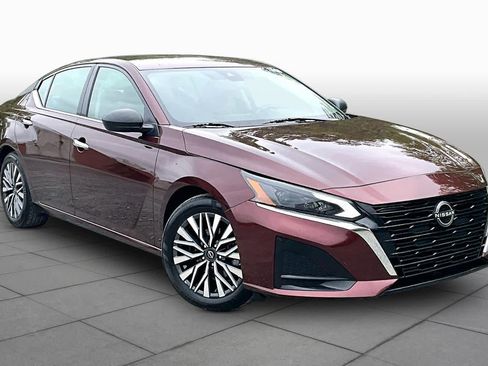Used 2024 Nissan Altima 2.5 SV FWD image 3