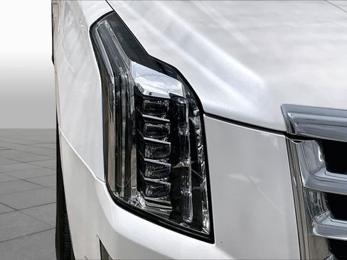 Used 2020 Cadillac Escalade Premium Luxury RWD image 27