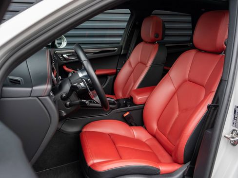 Certified 2021 Porsche Macan image 5