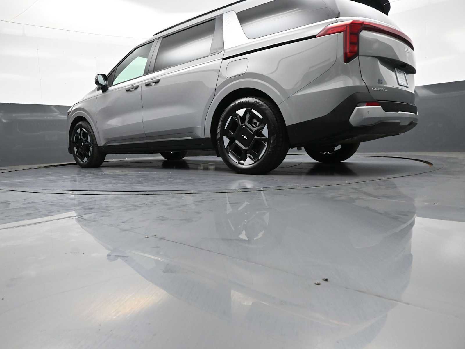 Used 2025 Kia Carnival EX FWD image 33