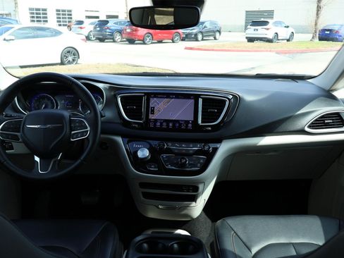 Used 2020 Chrysler Pacifica Touring-L w/ Tire & Wheel Group image 10