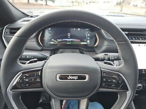 Used 2023 Jeep Grand Cherokee Overland w/ Luxury Tech Group IV image 22