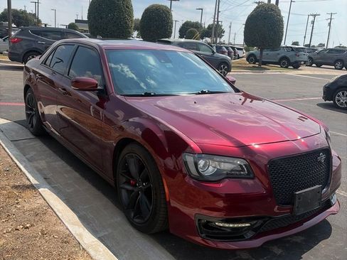 Used 2023 Chrysler 300 C RWD image 3