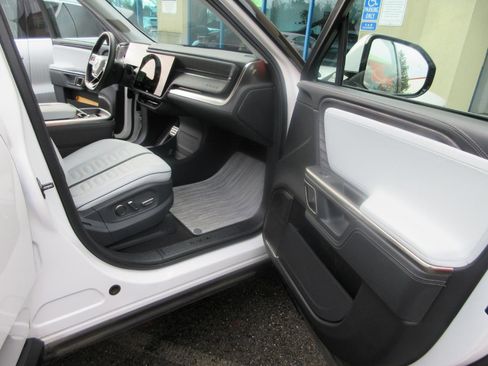 Used 2023 Rivian R1S Launch Edition image 22