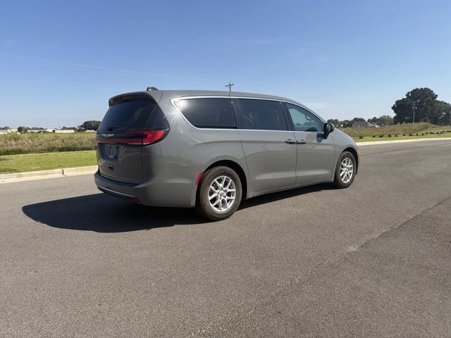 Used 2023 Chrysler Pacifica Touring-L FWD image 5
