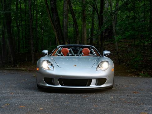 Used 2004 Porsche Carrera GT RWD image 3