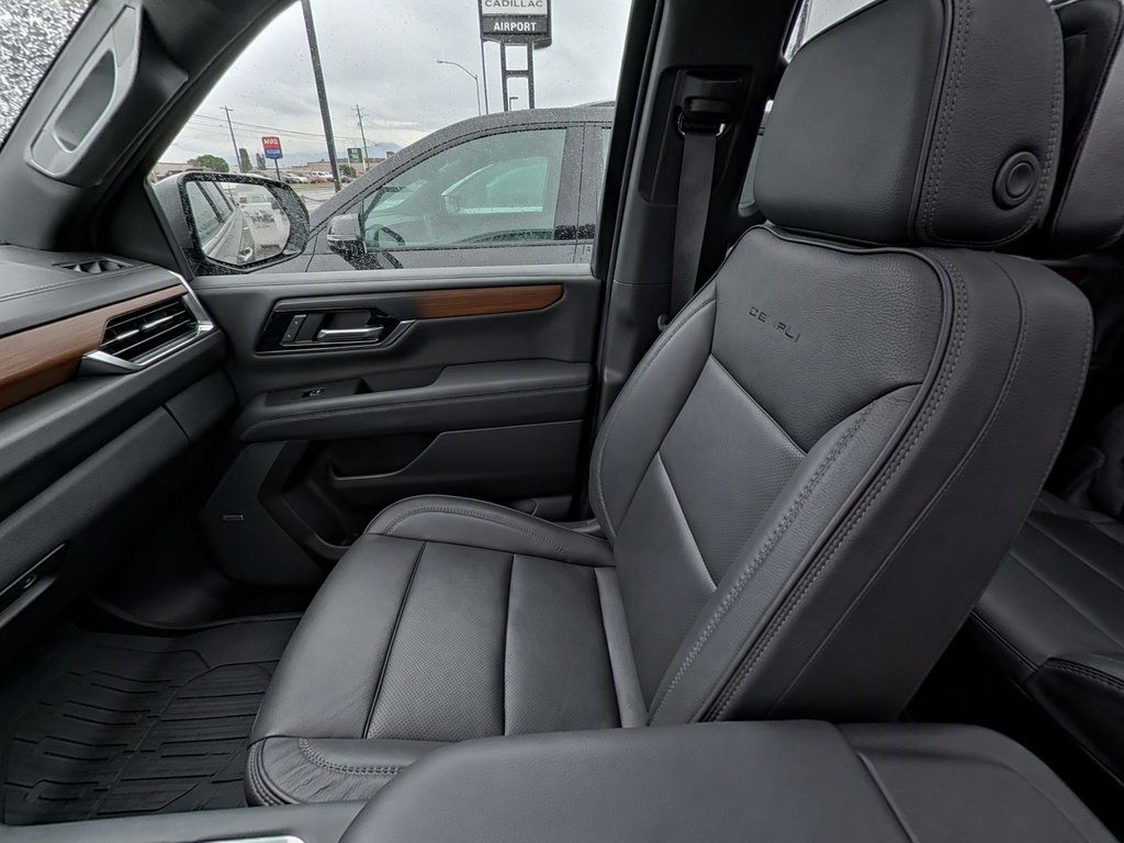Used 2025 GMC Yukon XL Denali w/ Denali Reserve Package AWD/4WD image 18