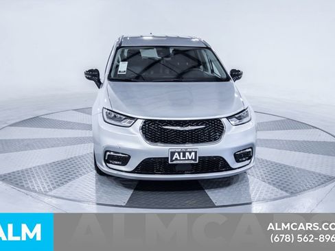 Used 2024 Chrysler Pacifica Touring-L image 15