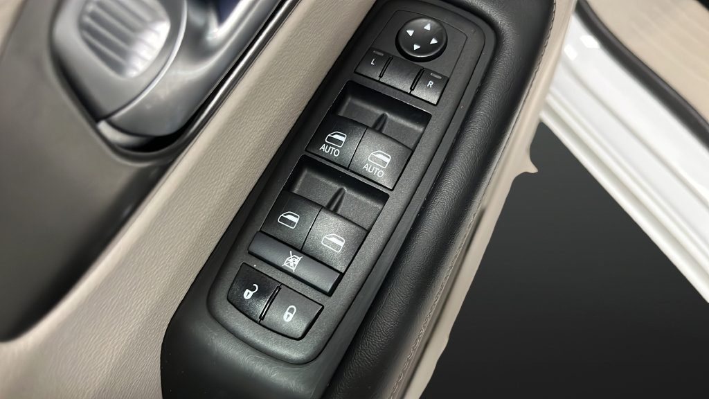 Used 2024 Chrysler Pacifica Touring-L FWD image 21