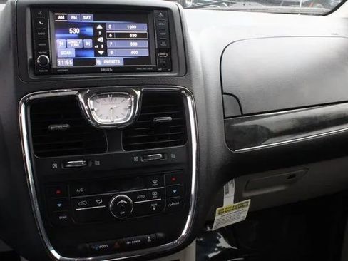 Used 2015 Chrysler Town & Country Touring image 27