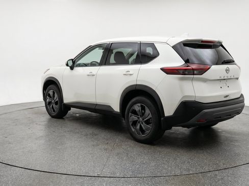 Used 2024 Nissan Rogue SV FWD image 6