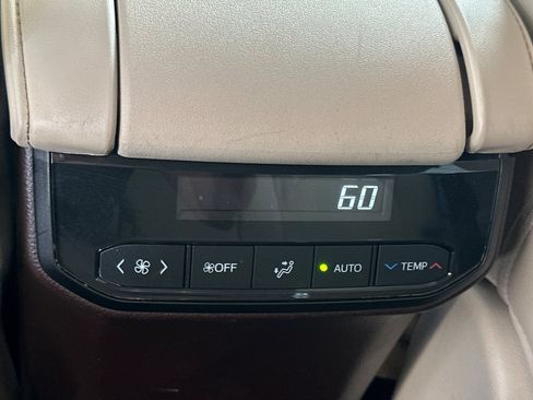 Used 2021 Toyota Highlander XLE FWD image 16