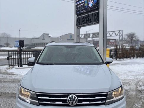 Used 2018 Volkswagen Tiguan SE w/ Panoramic Sunroof Package image 3