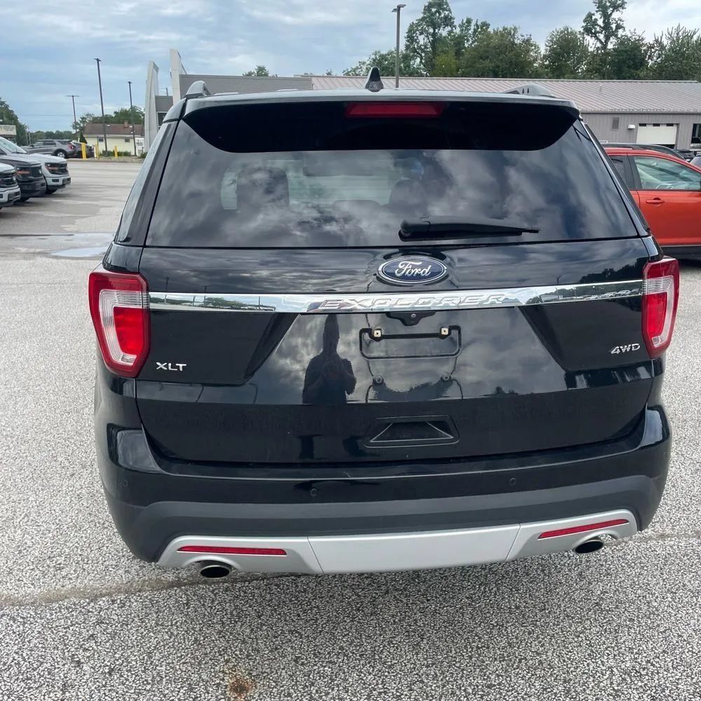 Used 2017 Ford Explorer XLT w/ Equipment Group 202A AWD/4WD image 7