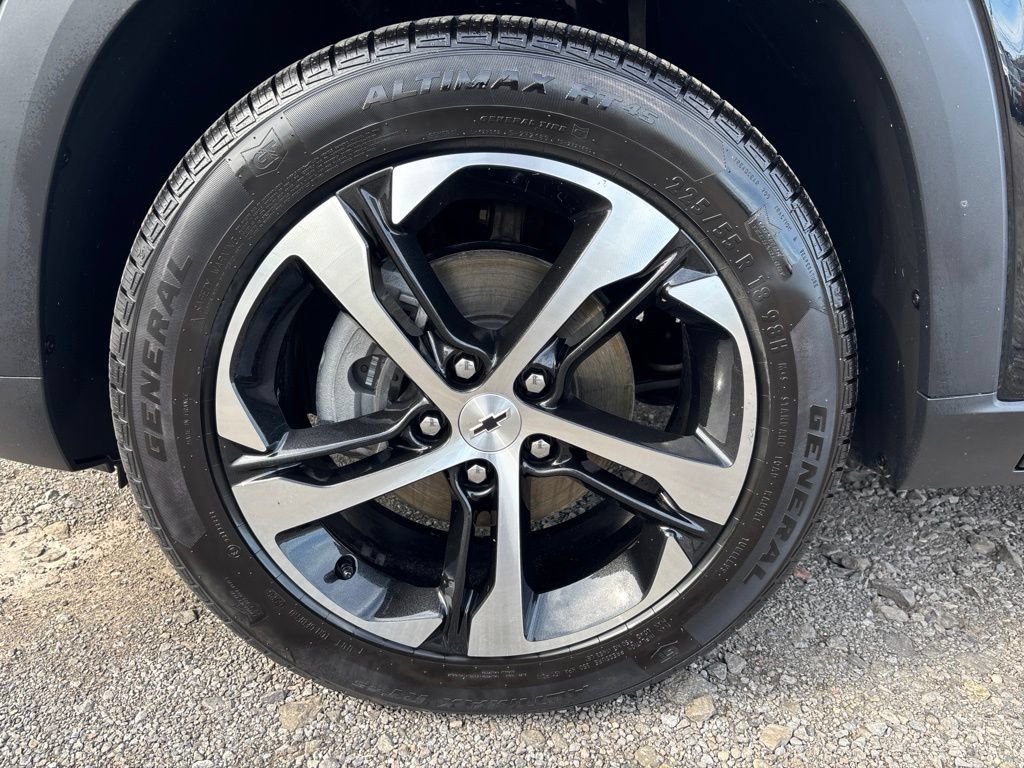 Used 2024 Chevrolet Trax RS w/ Sunroof Package FWD image 10