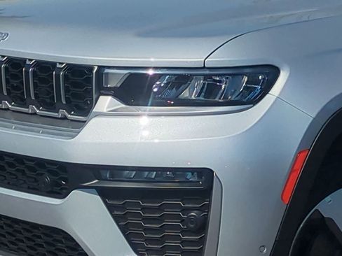 New 2026 Jeep Grand Cherokee Limited w/ Luxury Tech Group II AWD/4WD image 11