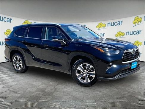 Used 2024 Toyota Highlander XLE FWD image 1