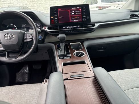 Used 2024 Toyota Sienna LE image 18